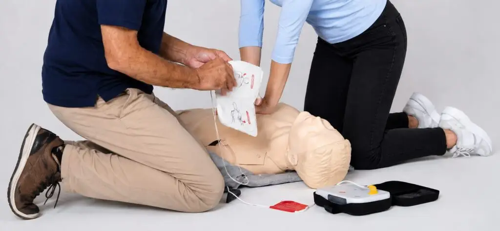 Basiscursus Reanimatie volwassenen (BLS): cursisten oefenen reanimatie en AED-bediening op een oefenpop