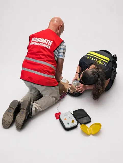 Praktijkgerichte reanimatietraining met AED en ademwegmanagement in realistische scenario's